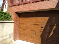 Brama garażowa uchylna z drzwiami serwisowymi-technicznymi Złoty dąb